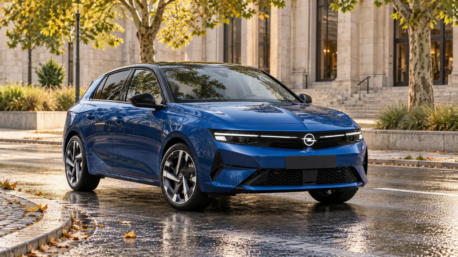 Blauer Opel Astra auf einer städtischen Straße.