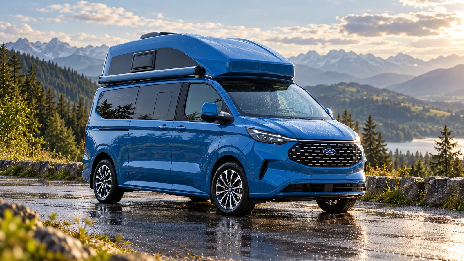 Blauer Ford Transit Custom Nugget mit Hochdach an einem Bergsee.