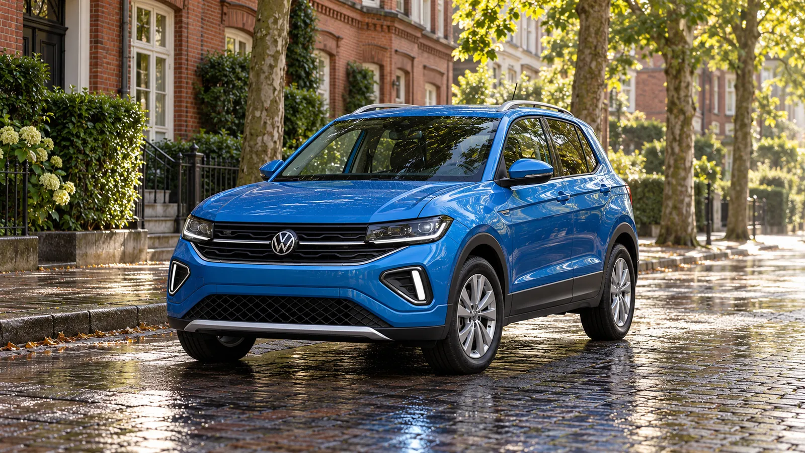 Blauer Volkswagen T-Cross in einer Straße mit Backsteinhäusern.