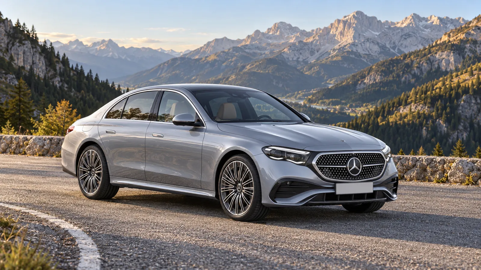 Silberne Mercedes-Benz E-Klasse an einer Passstraße.