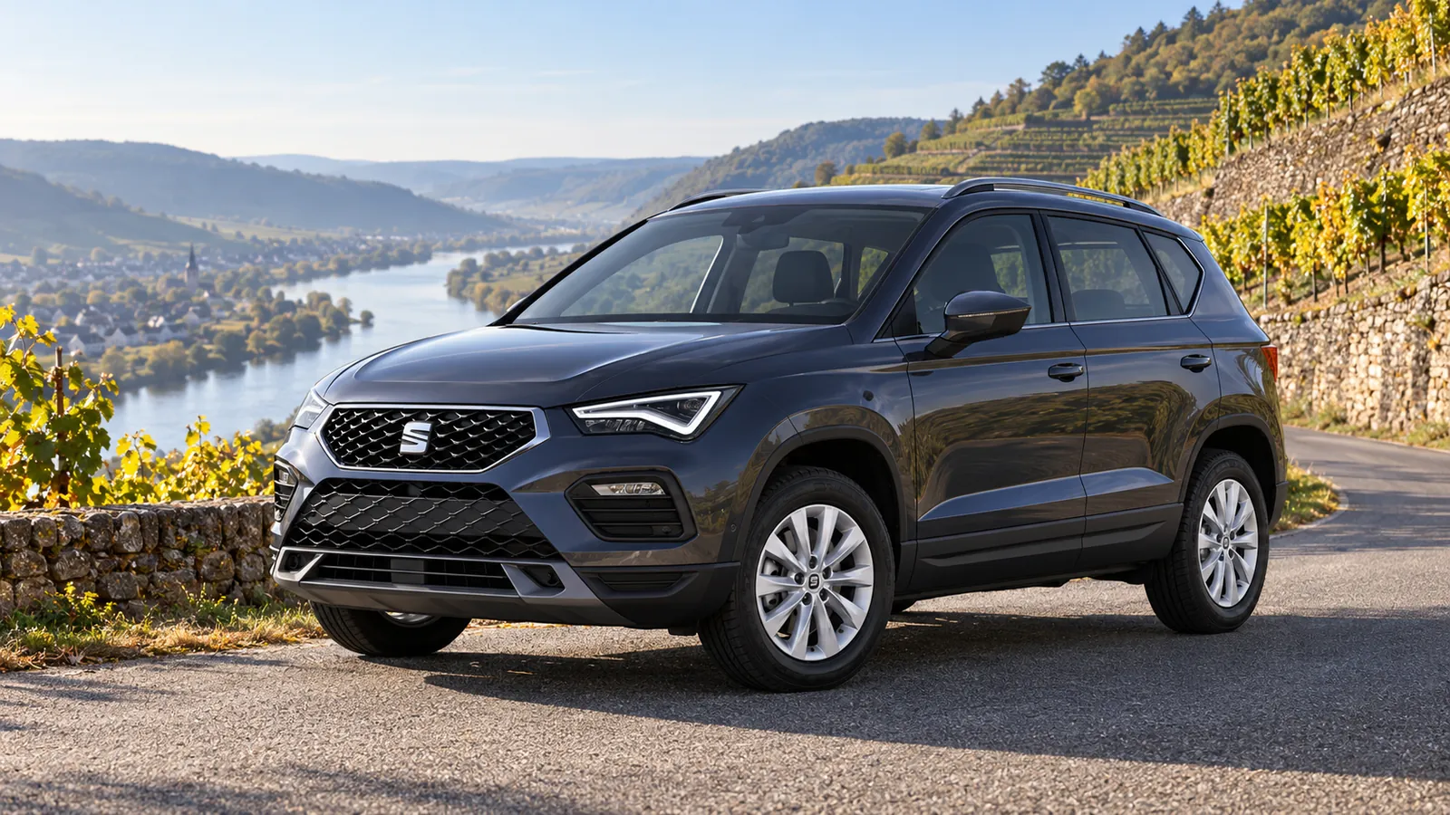 Grauer SEAT Ateca an einer Straße über der Mosel.