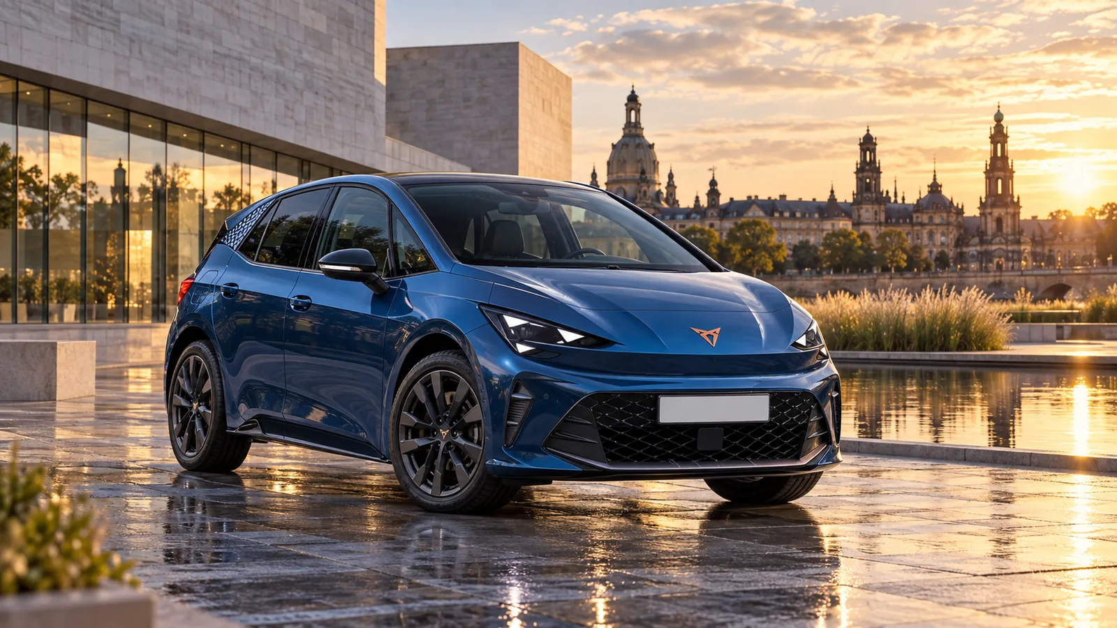 Blauer CUPRA Born vor einem modernen Gebäude in Dresden.