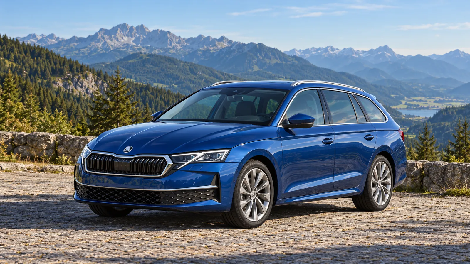 Blauer Škoda Octavia Combi schräg von vorn an einem Aussichtspunkt.
